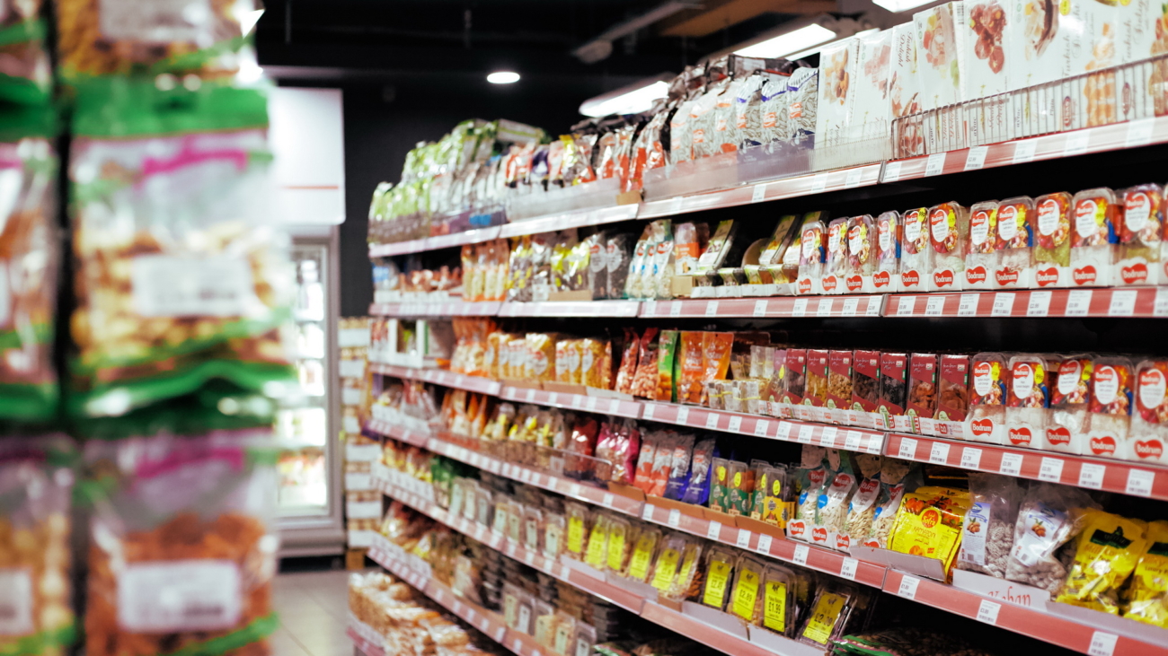 items-organized-on-shelves-3687999